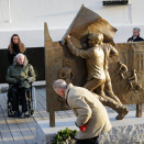 22. november: Kronprinsregenten er til stede når motstandsfolkene i Pelle-gruppa får sitt monument på Aker brygge  (Foto: Berit Roald / NTB scanpix)
